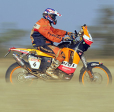 2004 y 2005. Luego su exitosa carrera por las motocicletas y participar en diez oportunidas en el Dakar, el Cóndor Huelquén pasó a correr en autos y alcanzó a disputar tres ediciones.