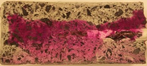 Con carbonatación inicial CP, el concreto pinta rosa tenue en la zona B (zona exterior carbonatada y realcalinizada) y permanece incoloro en la zona A (zona no carbonatada al nivel del acero) Con