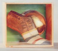 58 Gabriel Morera. Autorretrato del artista con horma pintada. 1968. Ensamblaje de objetos diversos y espejo parabólico en caja- cubo de metilmetacrilato. 19.3 x 20.