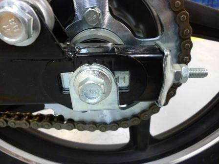 CADENA A Inspección y ajuste de la alineación de la rueda trasera Para realizar una adecuada practica de inspección y ajuste de la cadena, se debe verificar inicialmente la alineación de la rueda