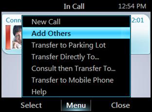 Para escalar una llamada a una llamada de conferencia: 1 Desde la pantalla Al teléfono, seleccione Menú y, a continuación, seleccione Agregar otros.