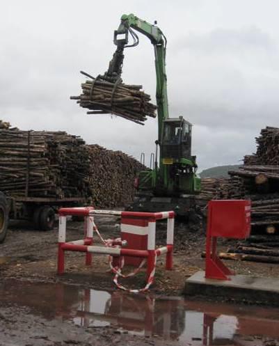 Madera (parque de madera) La madera para la obtención de pasta se recibe mayoritariamente en forma de troncos desramados, también llamados rollizos, por carretera y/o ferrocarril.