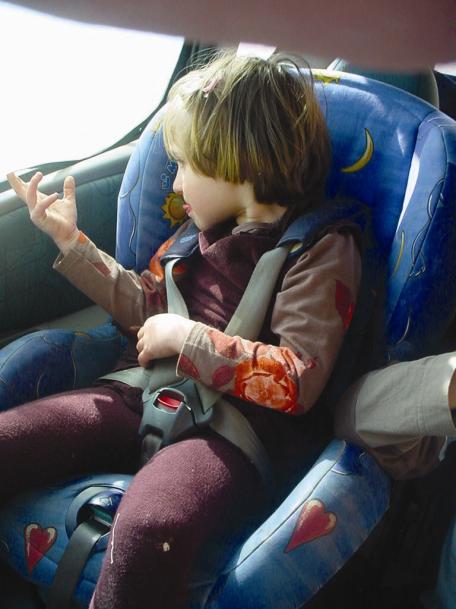 El coche De 0 a 9 meses: silla de seguridad en el asiento delantero y en sentido inverso a la marcha del vehículo. Desactivar el airbag del acompañante.