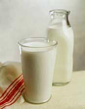 LÁCTEOS Grupos de alimentos Lácteos Recomendados de 2-4 raciones al día preferiblemente semi desnatados (con menor grasa) o desnatados. Para disminuir las grasas saturadas de la alimentación.