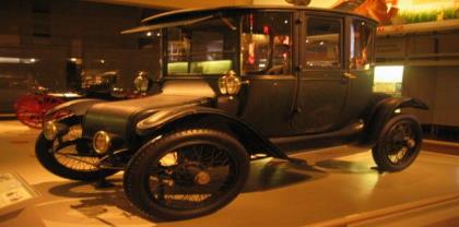 Coche eléctrico con baterías 1914 Detroit Electric Brougham, de Ford Motor Company "El coche para las mujeres", así se le bautizó en 1914, por ser el coche más vendido para