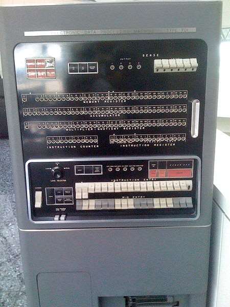 IBM 701 (1953) El 701 fue desarrollado para competir directamente con el UNIVAC.