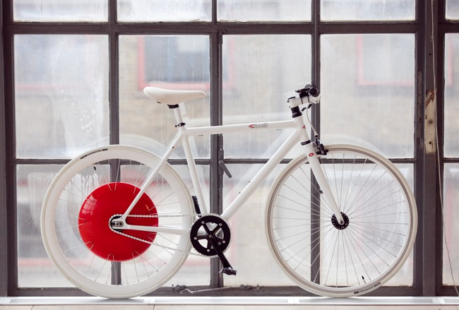 Al cambiar la rueda trasera de una bici por la Copenhaguen Wheel se incorpora un motor eléctrico en el buje de la rueda, con un sistema de recuperación de energía cinética muy similar al de un