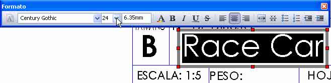 No hagas clic dentro de la vista Isométrica. Haz clic en Editar formato de hoja. Utiliza Zoom acercar para ampliar el bloque de título. Haz doble clic en Race Car en el cuadro Título.