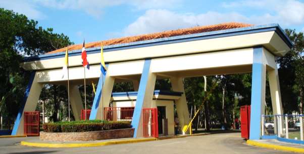 Perfil Institucional. La Universidad Católica Nordestana (UCNE), está ubicada al noreste de la República Dominicana, en la ciudad de San Francisco de Macorís, en la comunidad de Los Arroyos.