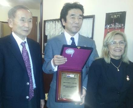 Asociación Paraguayo-Japonesa en Japón: Encuentro y Saludo de cortesía La Asociación Paraguayo-Japonesa, sede Japón, representada por su Presidente y Secretario Ejecutivo, han homenajeado a la