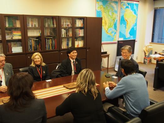 Ministerio de Relaciones Exteriores del Japón: Entrevista con el Canciller En Tokio, en nuestro tercer día de estadía, la comitiva de Paraguay tuvo el privilegio de participar en una entrevista con