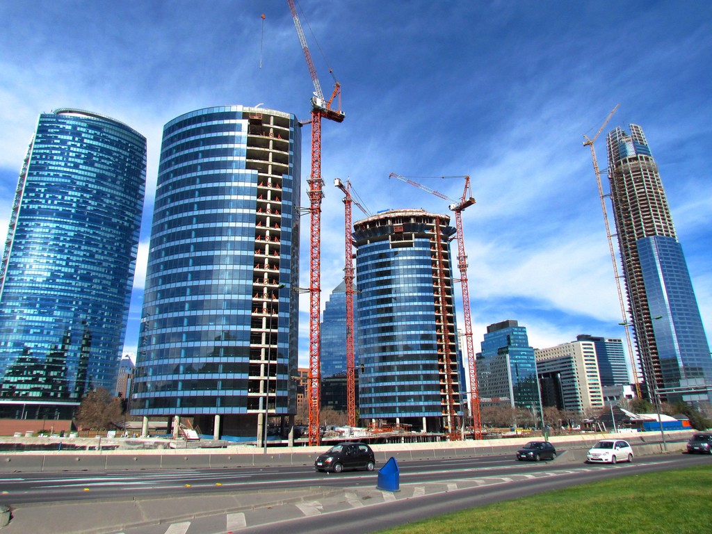 Proyecciones El mercado de oficinas de la capital de Chile se verá marcado el año 2013 por el ingreso de grandes proyectos, liderados por las torres 1 y 2 del emblemático Costanera Center y las dos
