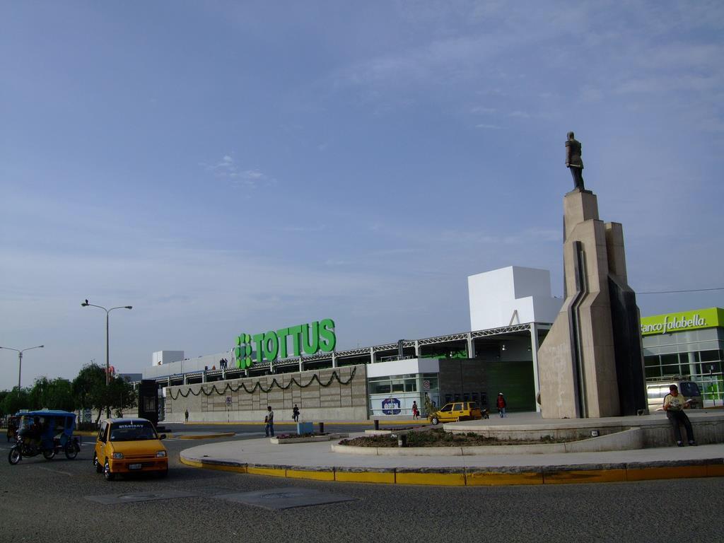 4: Vista del frontis del Centro Comercial Open Plaza Chiclayo: