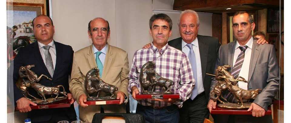 FEDERACIÓN TAURINA DE MADRID LA PRESTIGIOSA ENTIDAD MADRILEÑA PEÑA TAURINA EL PUYAZO, ENTREGÓ SUS TROFEOS 2013-2014 Recibieron sus trofeos, los ganaderos Victorino Martín, Adolfo Martín y los