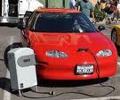 Estos vehículos no utilizan ninguna clase de combustible y se recargan por medio de una toma eléctrica desde 120 hasta 240 voltios, lo que permite que el usuario lo recargue