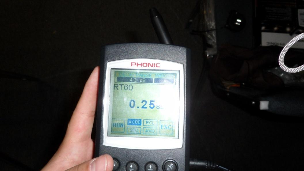 Las mediciones se realizaron con un Analizador de Audio marca PHONIC modelo PAA3 (véase figura 2.26 y Anexo 6). Fig. 2.26 Analizador de Audio Phonic PAA3.