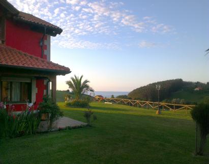 ALOJAMIENTO Y ESTANCIA Surf House: El Surf House está situado en una colina en pleno Parque Natural de Oyambre, a escasos 300m.