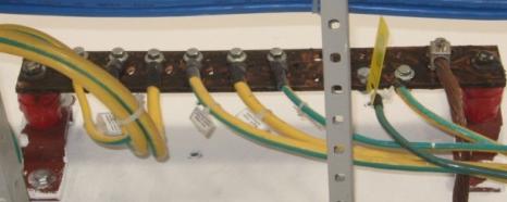El chasis del equipo instalado se conectara a la barra de tierra vertical del rack utilizando el tipo de terminal LCD6-14AF-L (doble ojo) y el calibre de cable 6 AWG color verde; Y un terminal modelo