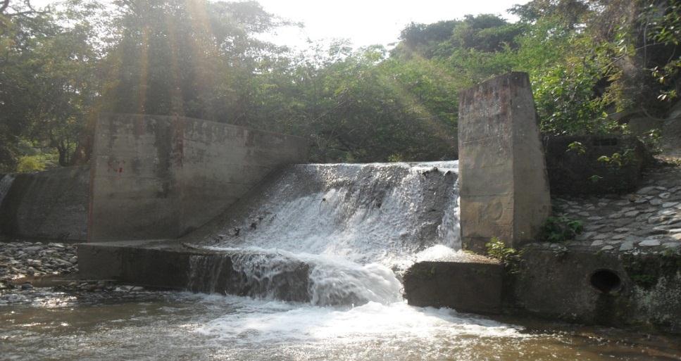 El área urbana del Municipio de HOBO, cuenta con un acueducto municipal que brinda Agua Potable 1608 suscriptores, alcanzando un 100% de cobertura.