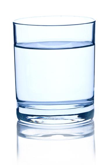 En los valores de referencia de la ingesta total de agua se incluyen los líquidos procedentes del agua potable, las bebidas de todo