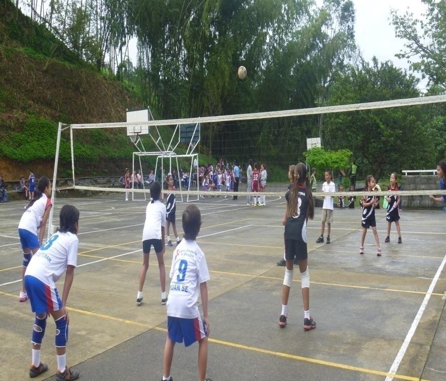 Partiendo del aprendizaje técnico del voleibol se desarrollan habilidades físicas y sociales que promueve el trabajo en equipo, la
