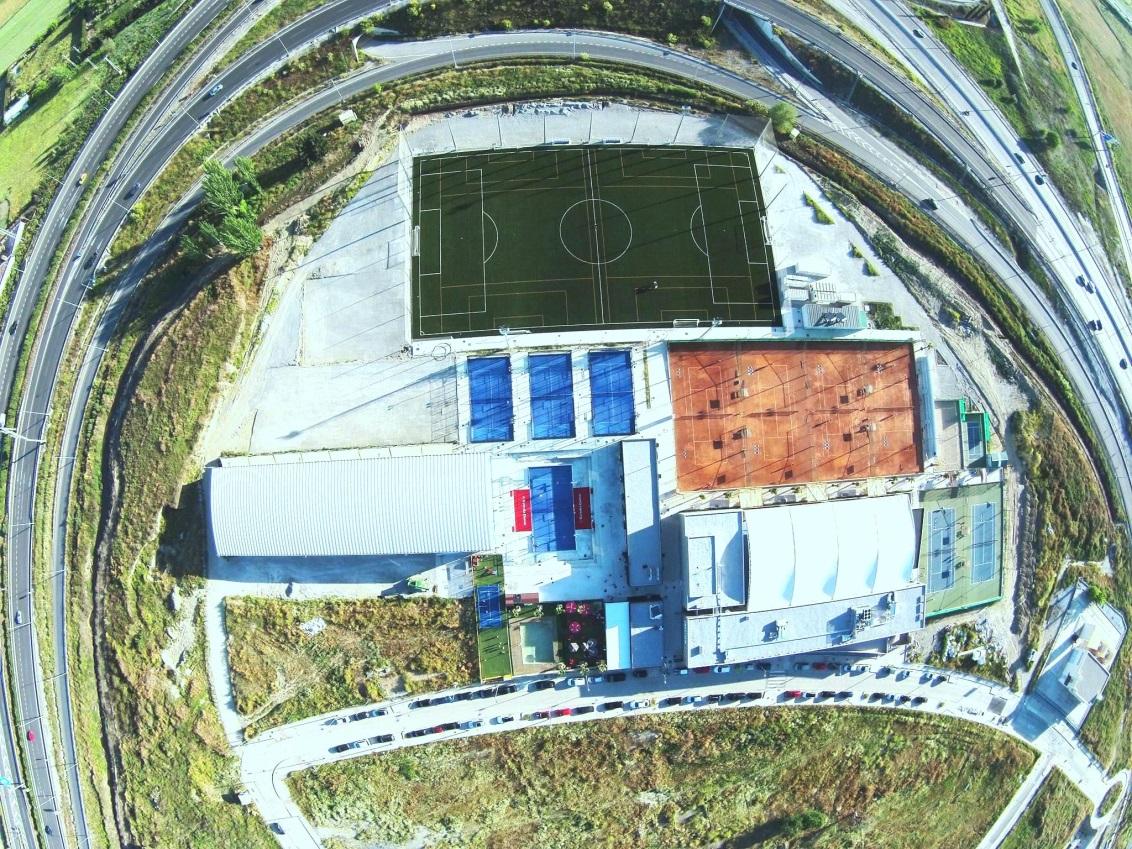 INSTALACIONES Está equipado de un campo de futbol 11 (90m x 50m) de césped artificial, que se divide en dos de futbol 7 y un campo de futbol 5 cubierto de césped
