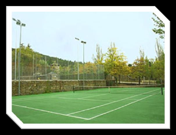 El club cuenta con 2 pistas de tenis y 7 de pádel, de las cuales 3 son cubiertas en las que se ofrecen cursos de iniciación, perfeccionamiento y competición.