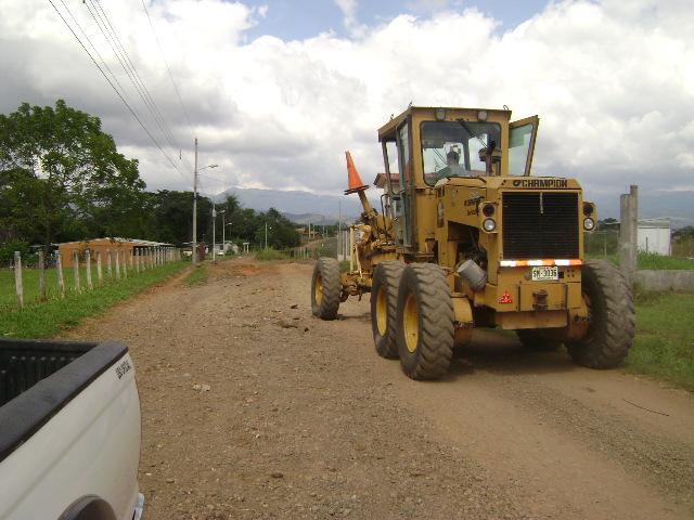 Mantenimiento rutinario de los caminos del cantón (Ley 8114) Se realizo las siguientes gestiones: Realización de 1 km de tratamiento asfáltico en las Tres Marías.