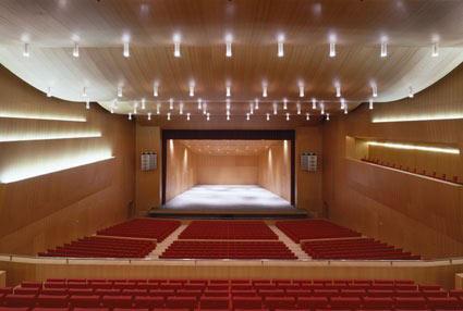 Mangado, y finalizado en el año 2003 en la ciudad de Pamplona. La sala sinfónica del Baluarte cuenta con una capacidad de 1568 personas.