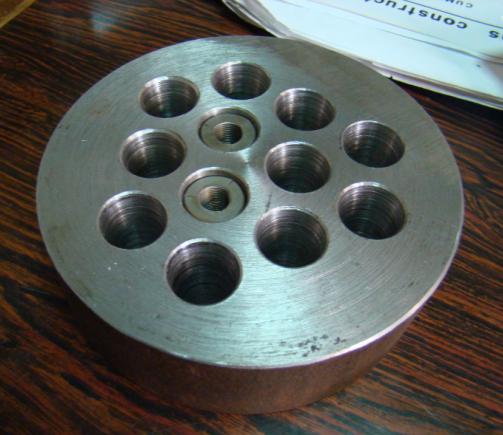 Sistemas de anclaje BBRV: Formados por placas de acero que se apoyan en el hormigón y reciben barras roscadas que luego se ajustan mediante tuercas.