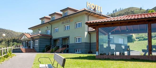 Alojamientos del torneo HOTEL KAYPE Hotel situado en primera línea de la playa de Barro, rodeado de seis calas naturales en un radio no superior a 1 km., a 6 kms.