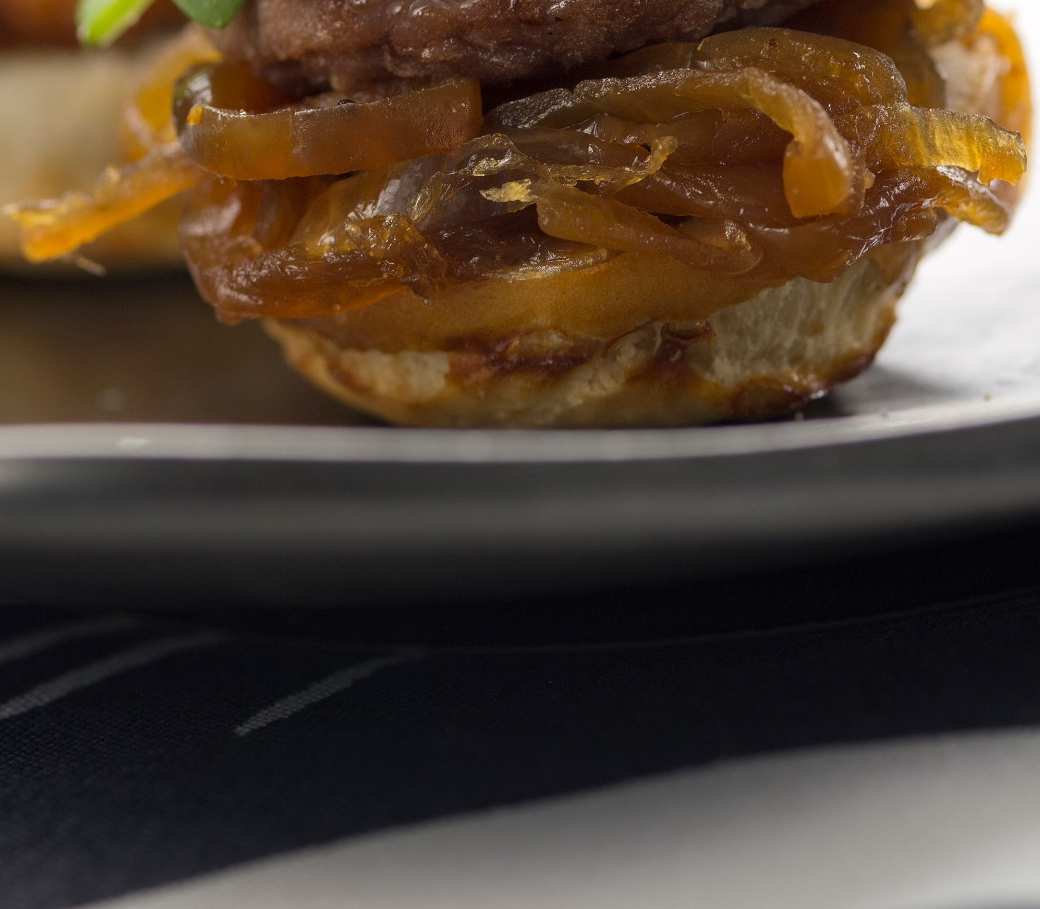 Crujiente de patata con chistorra Mini hamburguesas de ternera con foie y cebolla confitada Tosta de sobrasada caliente con huevito frito de