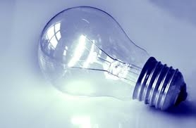 consumo equivalentes (20 W). Supondremos una media de 400 h de funcionamiento al año para cada lámpara y un coste del kwh de 15 céntimos.