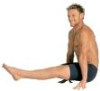 Utthita Samakonasana o postura angular elevada Clasificación: Equilibrio 1. Colóquese en Dandasana. 2. Coloque las manos en le suelo a nivel con las caderas. 3. Inhale, rote las piernas hacia adentro.