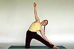 Parighasana o El portal Clasificación: Flexión lateral Coloque una manta doblada debajo de las rodillas. 1.