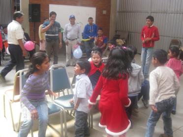 SENTIMIENTOS, VALORES Y DIVERSION. Dr. Jose Velasquez en comunicación por Skipe compartiendo y dando un mensaje por la navidad. Niños realizando el juego del baile de las sillas.