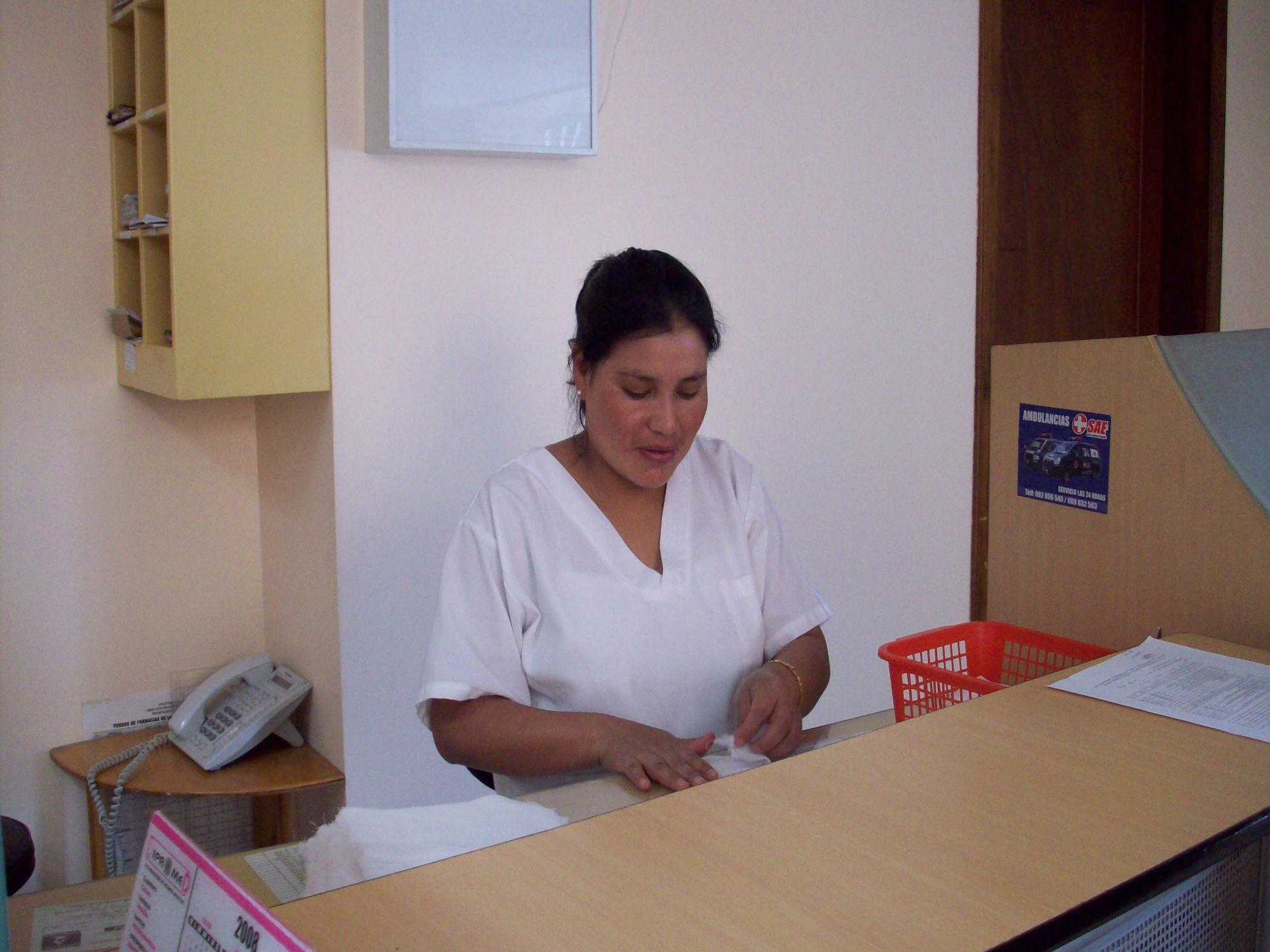 OBJETIVOS ESPECIFICOS: Investigar el desempeño del personal de Enfermeras que labora en las clínicas privadas de la ciudad de Ibarra.