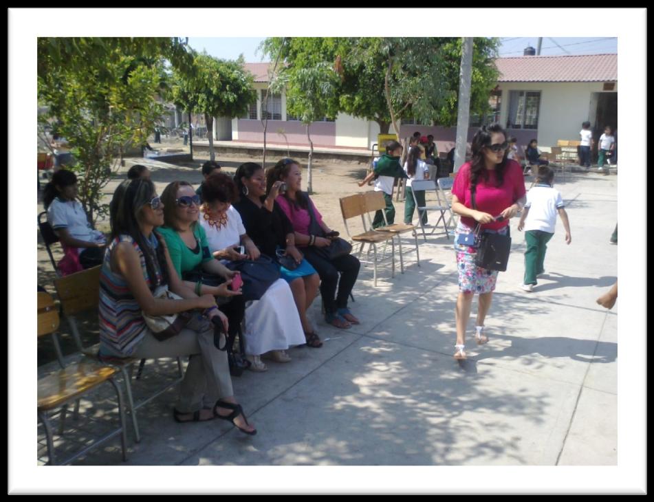 20 La profesora Cintia Patricia Duran Islas (de pie) observando las actividades recreativas de un Plantel Intercultural, como parte del programa del Encuentro realizado en Colima de 22 al 25 de abril