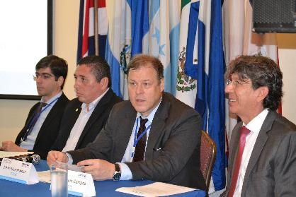 Día 1 26 de octubre del 2015 Apertura del Foro regional En la apertura participaron Francisco Arango, del Banco Interamericano de Desarrollo (BID); Diego Mora, del Ministerio de Ambiente y Energía de