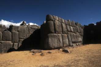 Existen numerosos atractivos en Cusco, herencia de los incas, además del Qoricancha o Templo del sol (contenía enormes riquezas incas que fueron saqueadas).