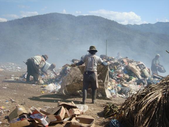 Diagnóstico de la Gestión de Residuos Sólidos en Bolivia Huanuni, Segregadoras en el Botadero Municipal Caranavi, Segregadoras en el Botadero Municipal 4.