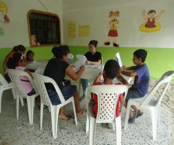 Voluntaria Internacional Imparte Cursos de Inglés Gratuitos en Aldea Llano de Piedras A partir del 07 de octubre, dieron inicio las clases de inglés en el Proyecto de Desarrollo Comunitario La