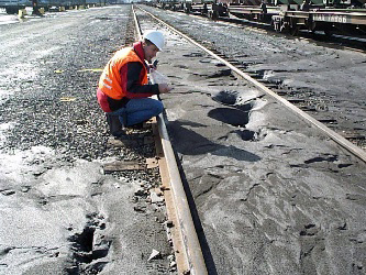 metros. (Derecha): Expulsión de arenas a través de grieta, perpendicular a vía férrea en Alaska.