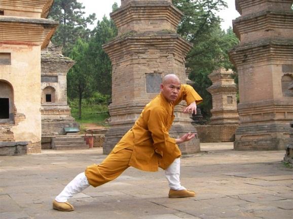 Shi De Yang Monje Shaolin Hablar hoy en día del Gran Maestro Shi De Yang es hablar de uno de los máximos exponentes actuales de la cultura tradicional de Shaolin y de uno de los Maestros más