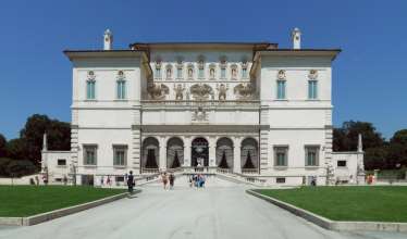 Galleria Borghese Construido en el interior de la Villa Borghese, este museo fue en su día el palacio de esta adinerada y poderosa familia sienesa.