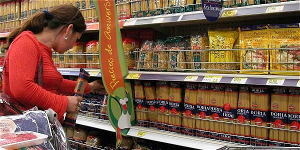 Las millonarias expansiones de supermercados aún dejan espacios en el comercio minorista.