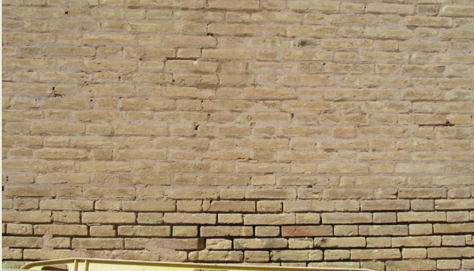 los muros de carga que soportan una cubierta a dos aguas. Dichos muros están formados por un aparejo ingles de ladrillo cerámico macizo de dimensiones 24 x 12 x 5 cm.