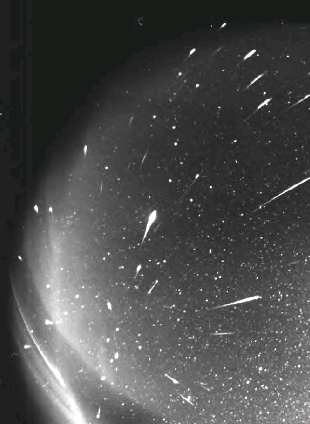 Arriba: estrella fugaz desde la estación espacial Derecha: Leónidas Meteoros Un meteoroide es un objeto en el espacio del tamaño de un grano de