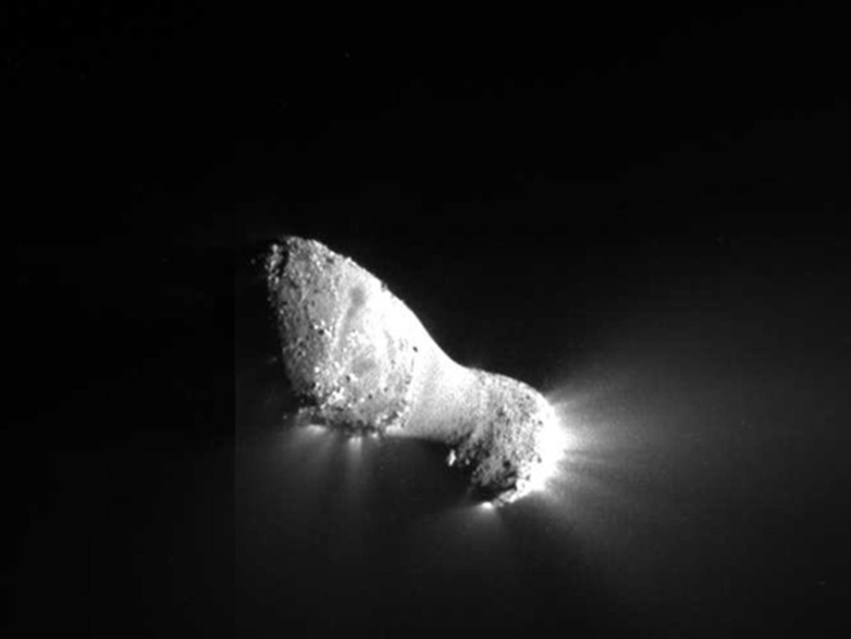 Cometas Izquierda: Halley Bopp Arriba: núcleo del cometa Hartley Núcleos: 100m 40km de diámetro Un cometa es un objeto semi-sólido irregular hecho de