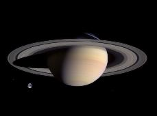 Júpiter tiene un tenue sistema de anillos que fue descubierto por la sonda Voyager 1 en marzo de 1779, no observables desde la Tierra y numerosos satélites entre los que se cuentan los cuatro más